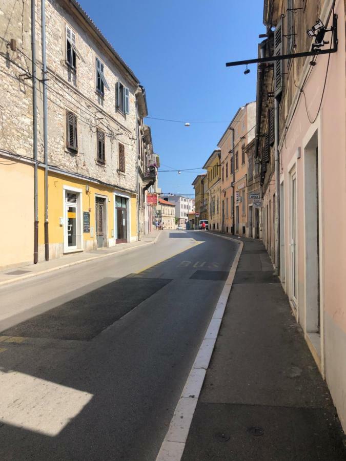 Sweet With Free Private Parking Apartment Pula